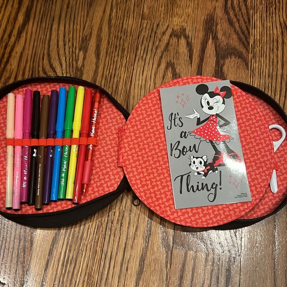 Disney Parks Minnie Mouse art set travel pack with zip up case NEW - Picture 4 of 5
